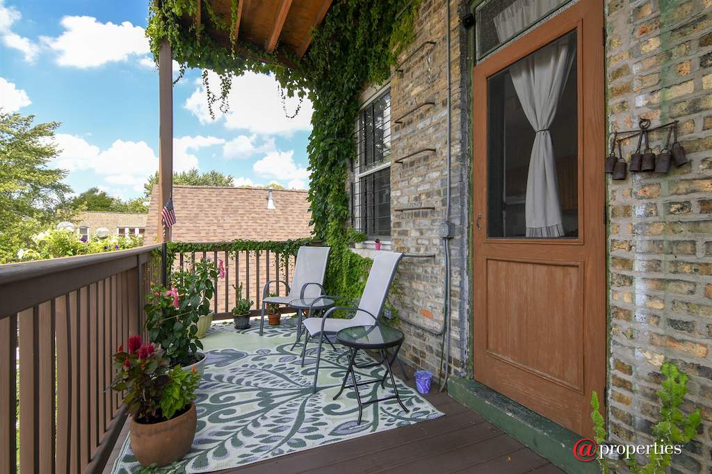 5826 N Wayne Avenue Chicago, Illinois 60660 - Deck