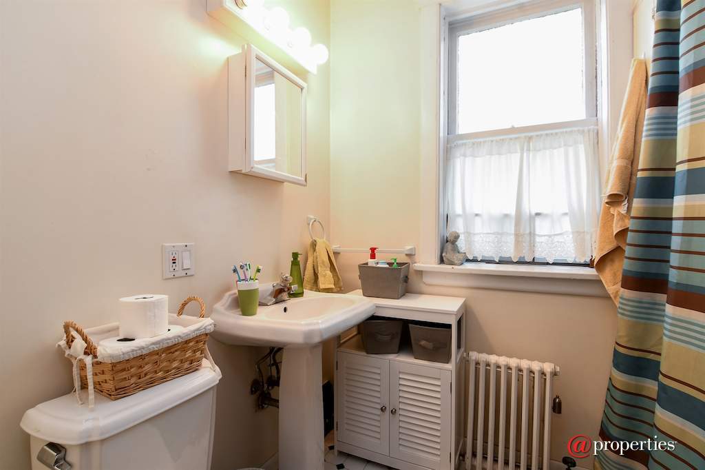 5826 N Wayne Avenue Chicago, Illinois 60660 - Bathroom