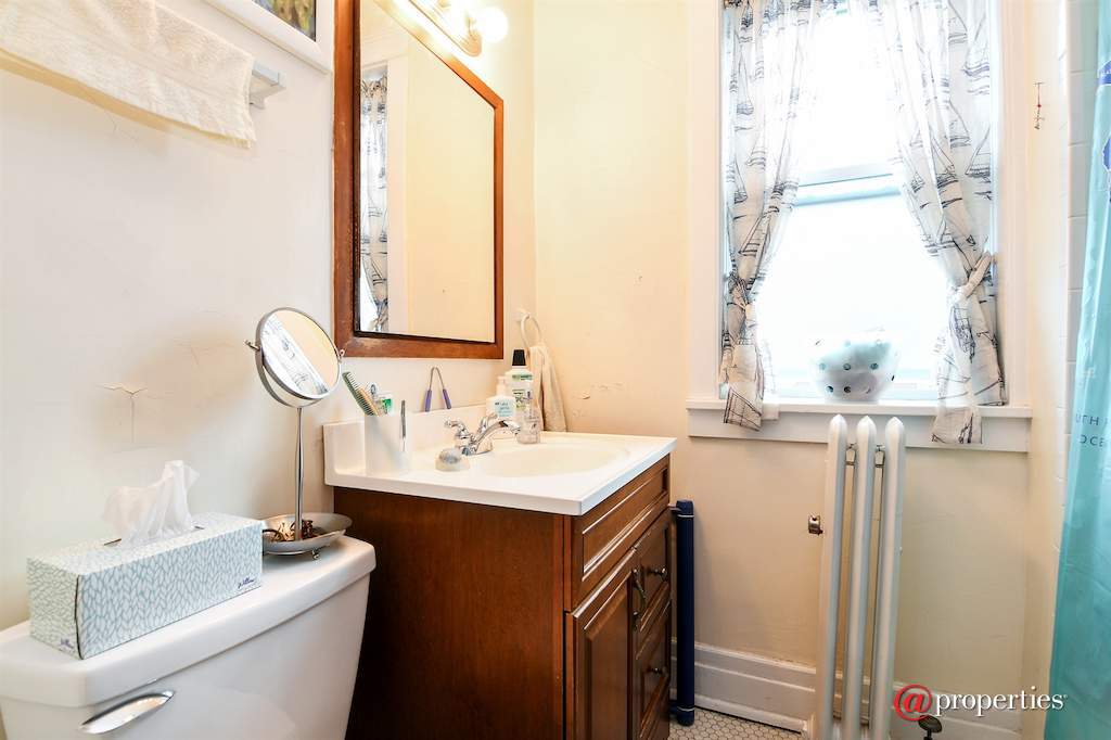5826 N Wayne Avenue Chicago, Illinois 60660 - 2nd Bathroom
