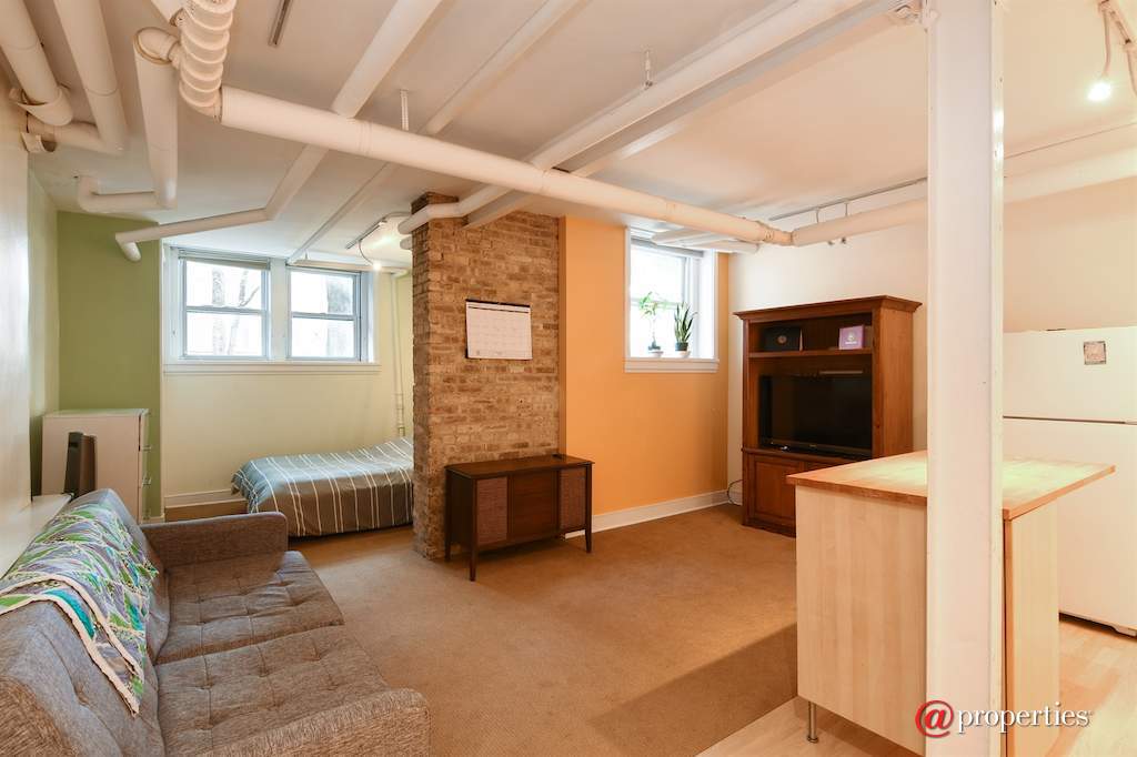 5826 N Wayne Avenue Chicago, Illinois 60660 - Kitchen / Living Room