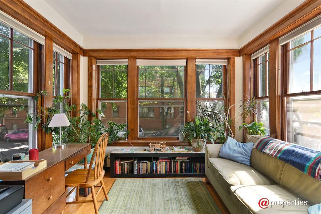5826 N Wayne Avenue Chicago, Illinois 60660 - Sun Room