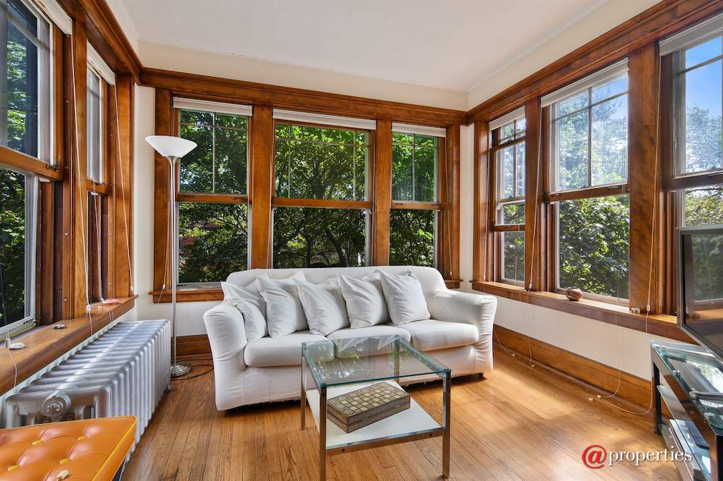 5826 N Wayne Avenue Chicago, Illinois 60660 - Sunroom