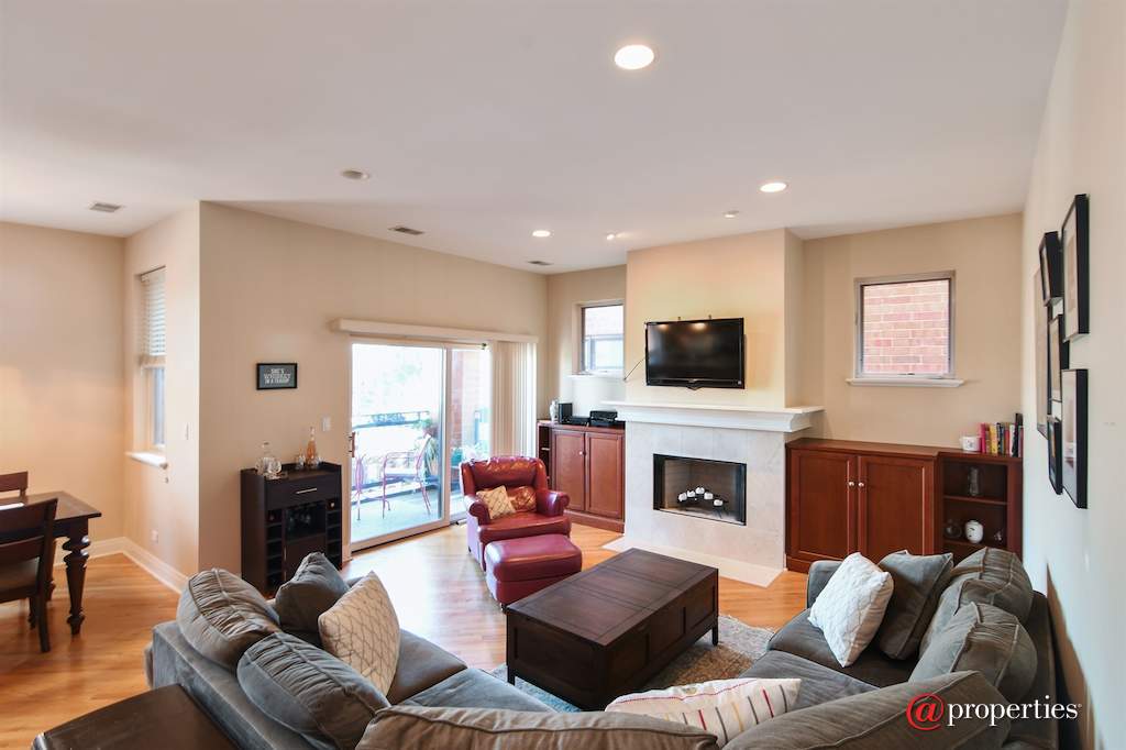 3601 N Southport Avenue #3D Chicago, Illinois 60613 - Living Room