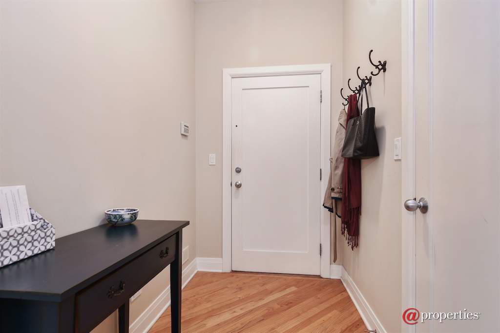 3601 N Southport Avenue #3D Chicago, Illinois 60613 - Foyer