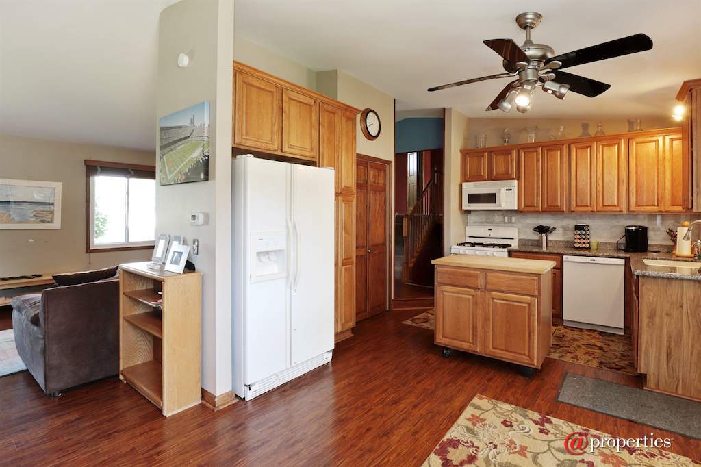 2409 Plum Tree Road Lindenhurst, Illinois 60046 - Kitchen