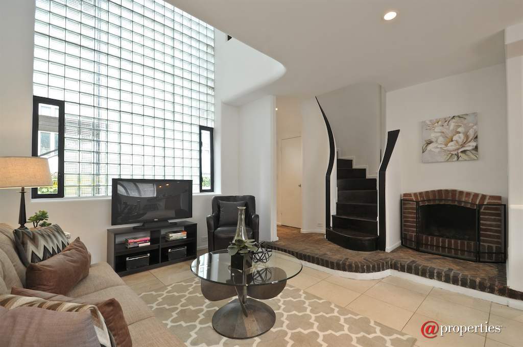 1209 N State Street #9 Chicago, Illinois 60610 - Living Room