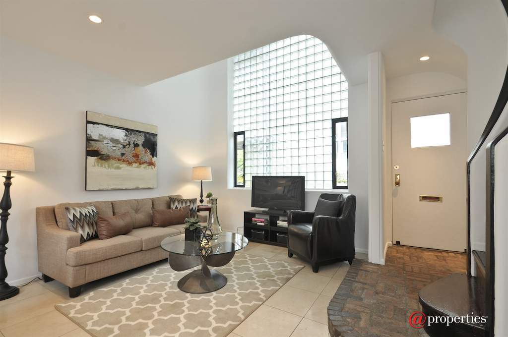 1209 N State Street #9 Chicago, Illinois 60610 - Living Room