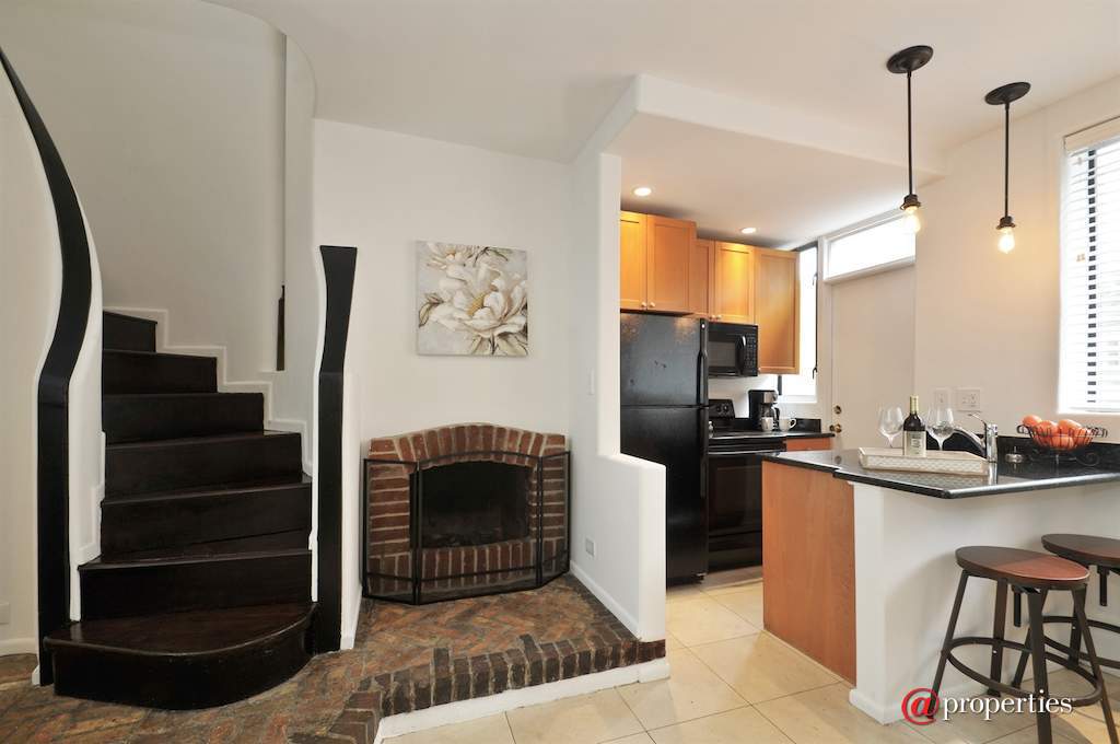 1209 N State Street #9 Chicago, Illinois 60610 - Kitchen