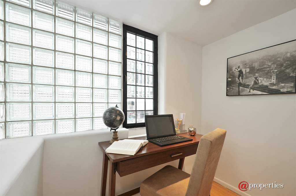 1209 N State Street #9 Chicago, Illinois 60610 - Office