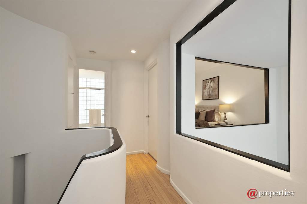 1209 N State Street #9 Chicago, Illinois 60610 - Hallway