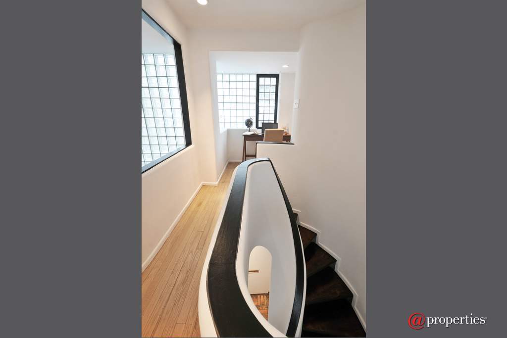 1209 N State Street #9 Chicago, Illinois 60610 - Hallway