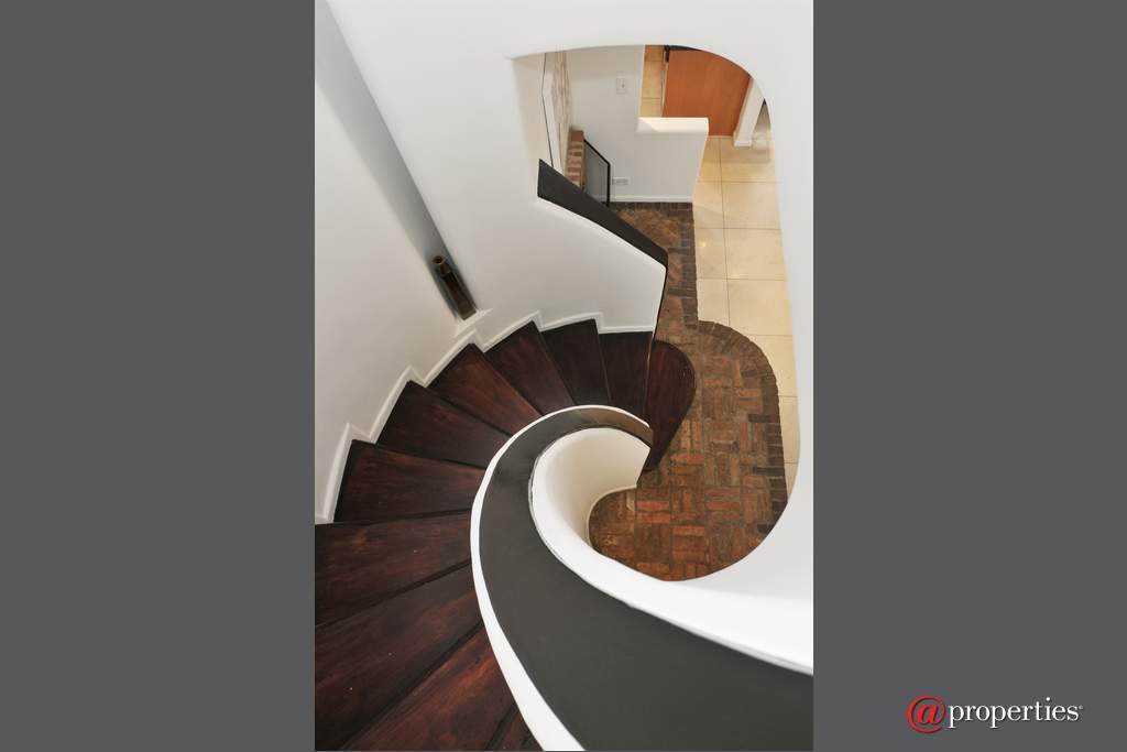 1209 N State Street #9 Chicago, Illinois 60610 - Staircase
