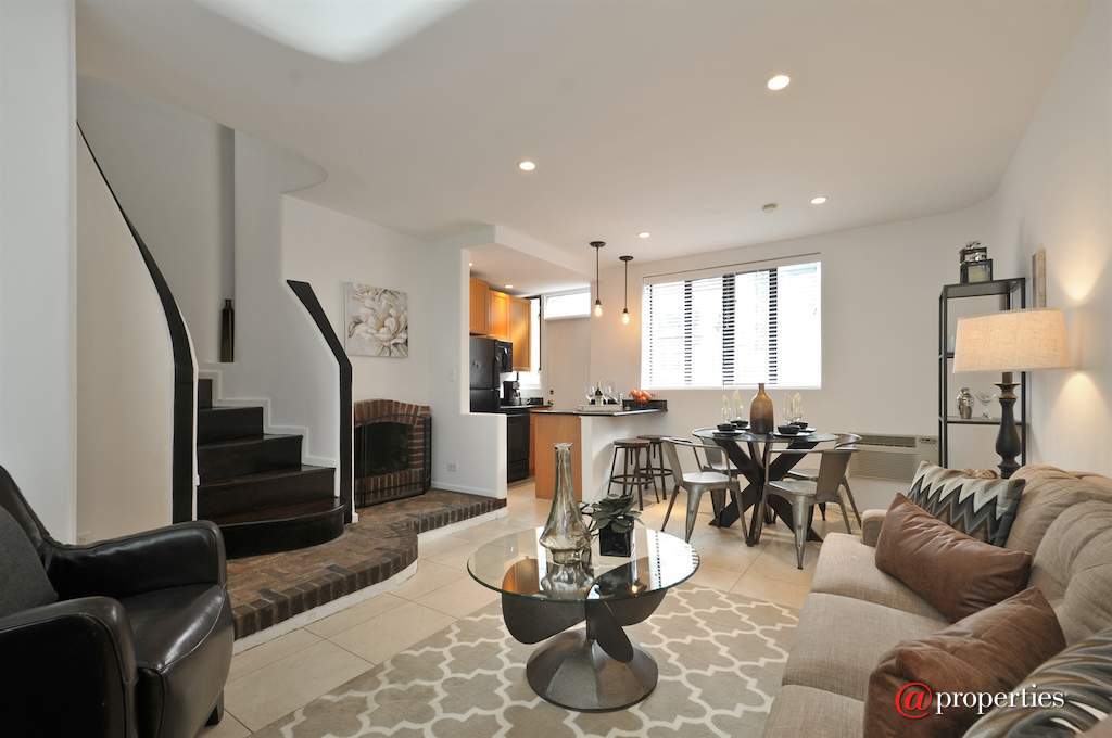 1209 N State Street #9 Chicago, Illinois 60610 - Living Room / Dining Room