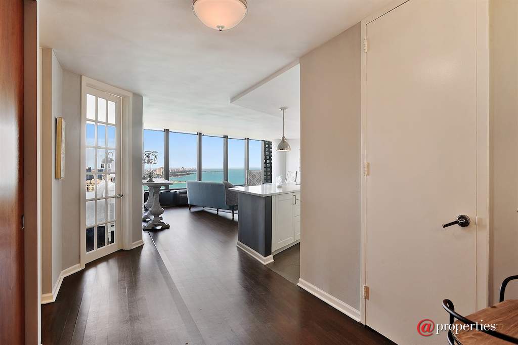 505 N Lake Shore Drive #4712 Chicago, Illinois 60611 - Foyer