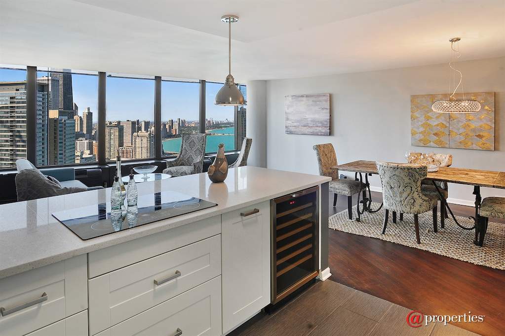 505 N Lake Shore Drive #4712 Chicago, Illinois 60611 - Kitchen/Dining