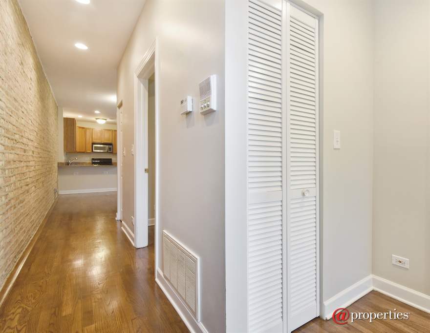 4102 N Hamlin Avenue #1 Chicago, Illinois 60618 - Entryway