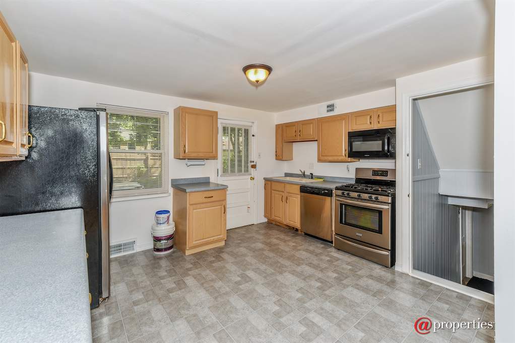 9637 S Brennan Avenue Chicago, Illinois 60617 - Kitchen