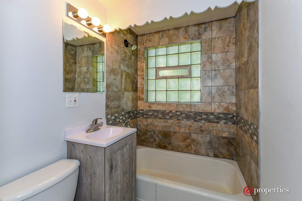 9637 S Brennan Avenue Chicago, Illinois 60617 - Bathroom