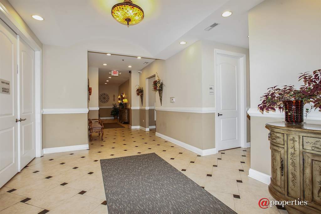1210 N Foxdale Drive #2-111 Addison, Illinois 60101 - Lobby