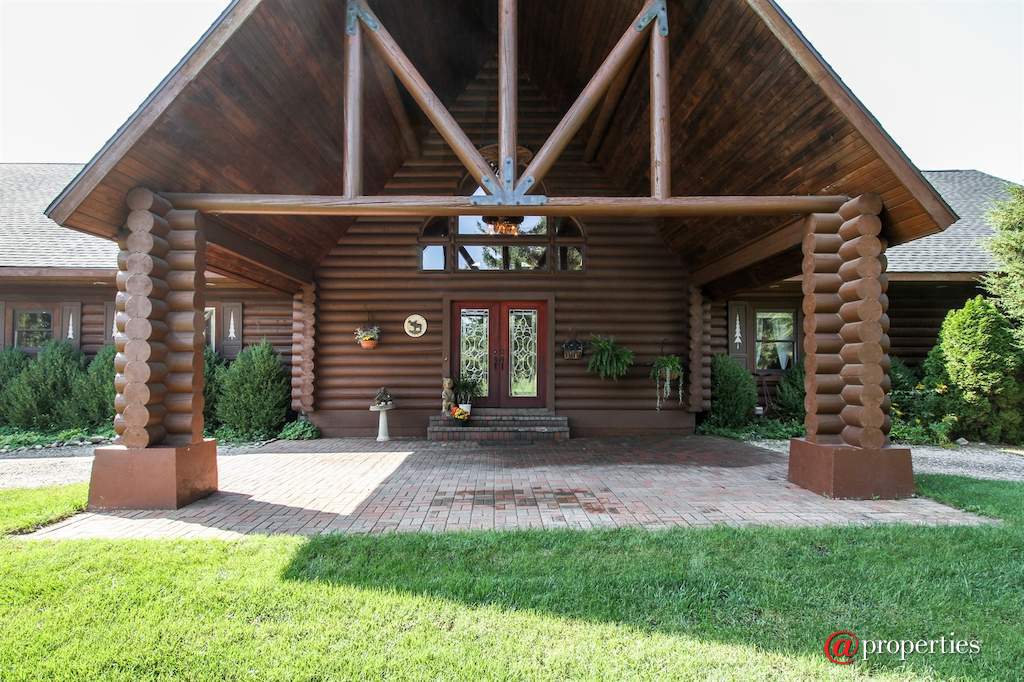 1790 Knob Rd Burlington, Wisconsin 53105 - Main Entry Portico