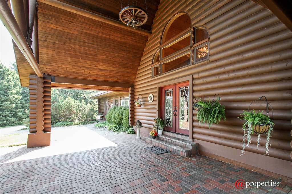 1790 Knob Rd Burlington, Wisconsin 53105 - Main Entry Portico