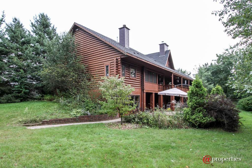 1790 Knob Rd Burlington, Wisconsin 53105 - Side View