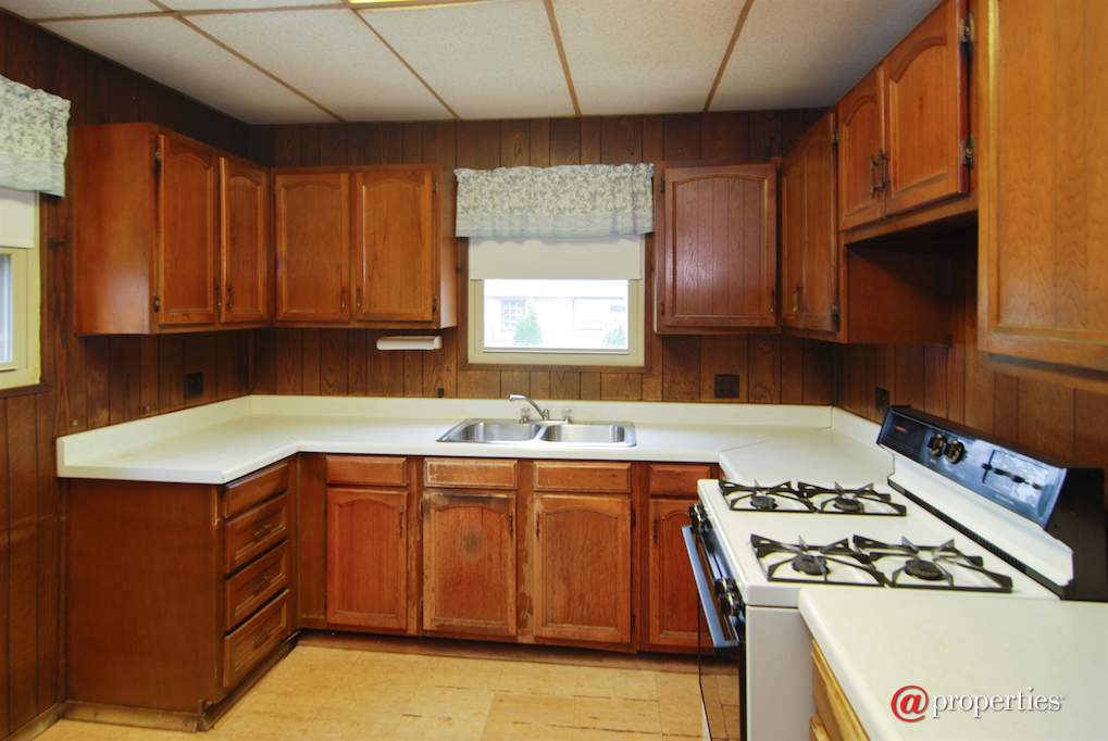 2528 Clinton Street River Grove, Illinois 60171 - Kitchen