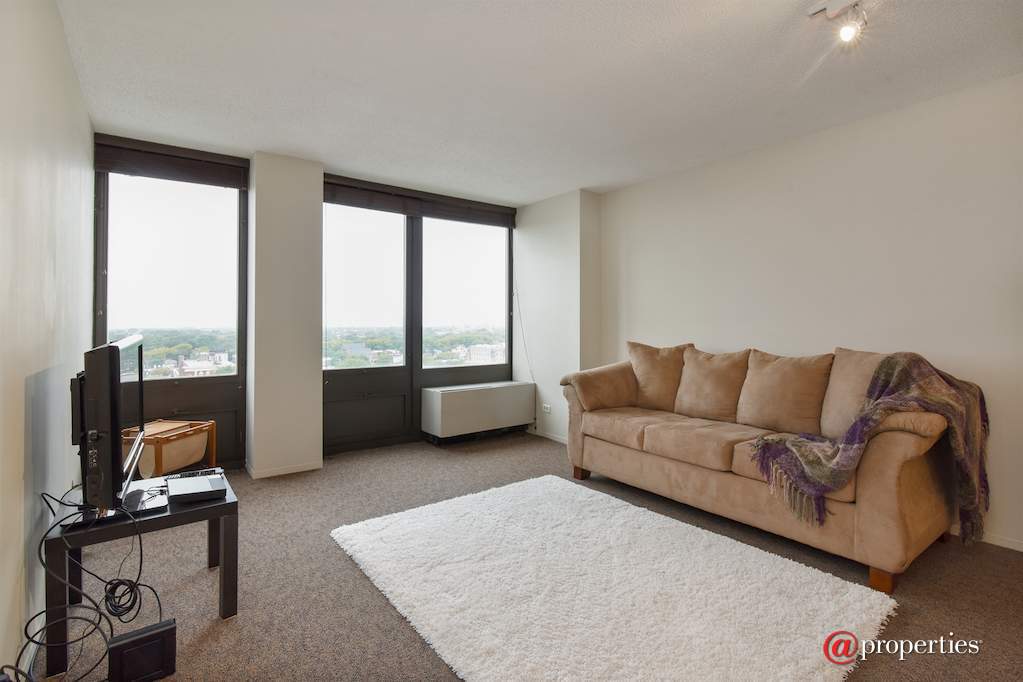5320 N Sheridan Road #1201 Chicago, Illinois 60640 - Living Room