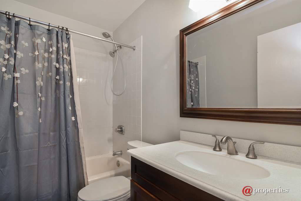 5320 N Sheridan Road #1201 Chicago, Illinois 60640 - Bathroom