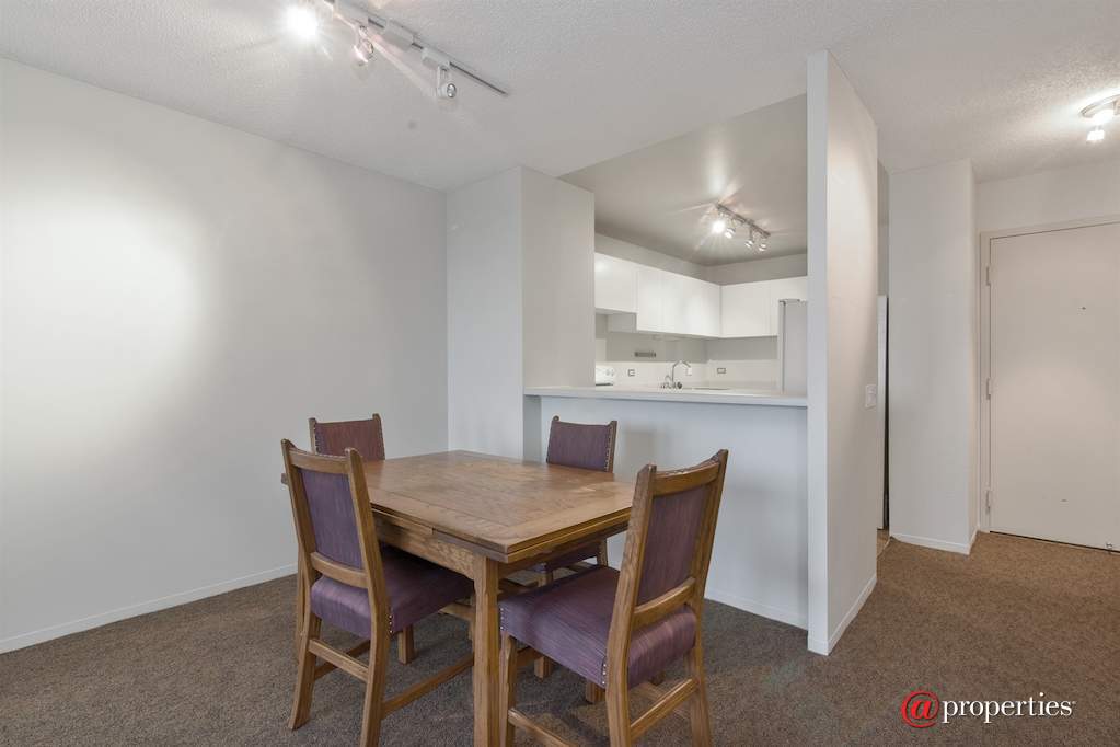 5320 N Sheridan Road #1201 Chicago, Illinois 60640 - Kitchen / Dining Room