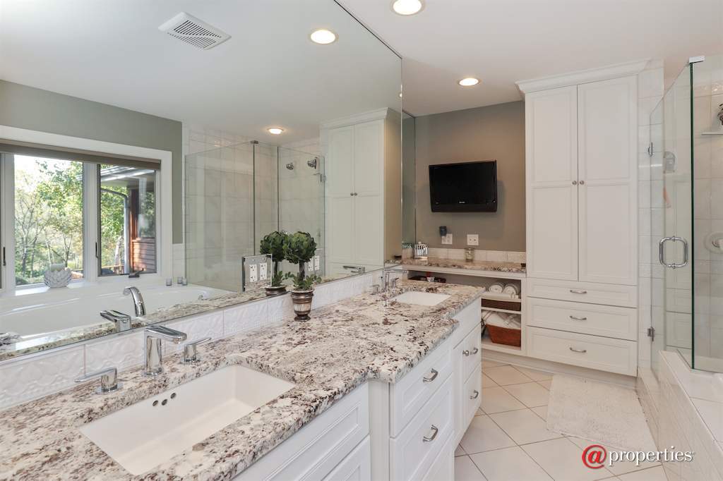 18699 W Linden Avenue Grayslake, Illinois 60030 - Master Bathroom