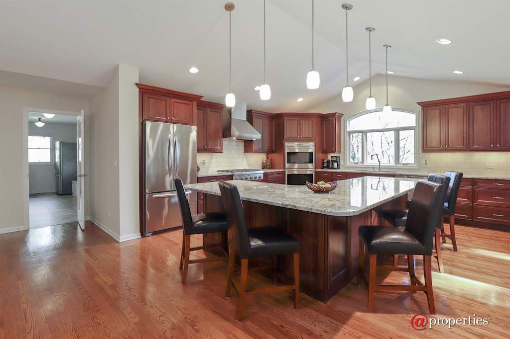 18699 W Linden Avenue Grayslake, Illinois 60030 - Kitchen