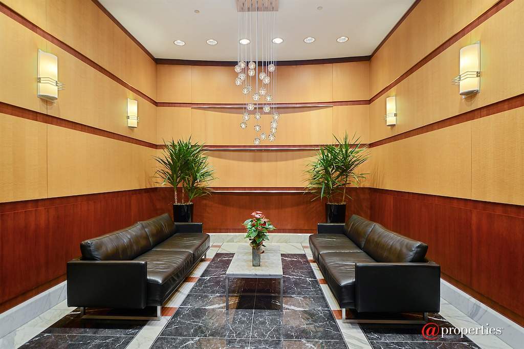 333 N Canal Street #1804 Chicago, Illinois 60606 - Lobby