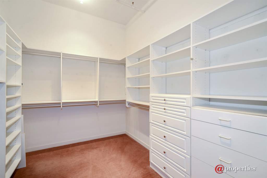 333 N Canal Street #1804 Chicago, Illinois 60606 - Master Bedroom Closet