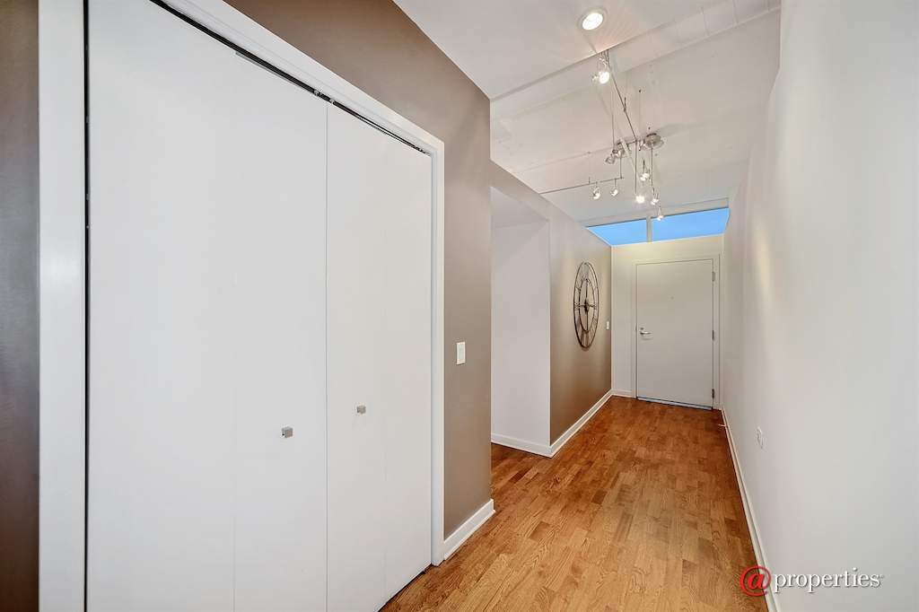 333 N Canal Street #1804 Chicago, Illinois 60606 - Foyer