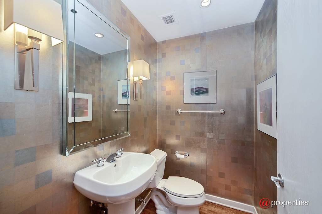 333 N Canal Street #1804 Chicago, Illinois 60606 - Powder Room