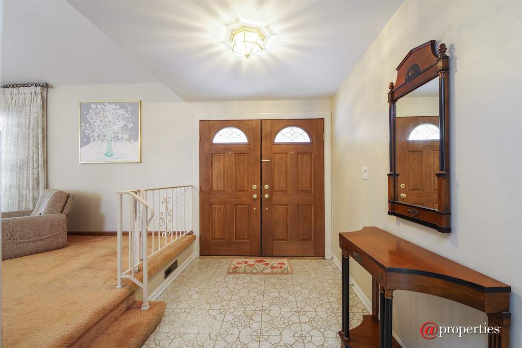 2400 Happy Hollow Road Glenview, Illinois 60026 - Foyer