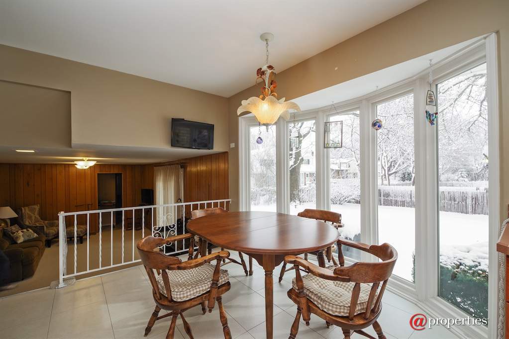 2400 Happy Hollow Road Glenview, Illinois 60026 - Eat-In Kitchen