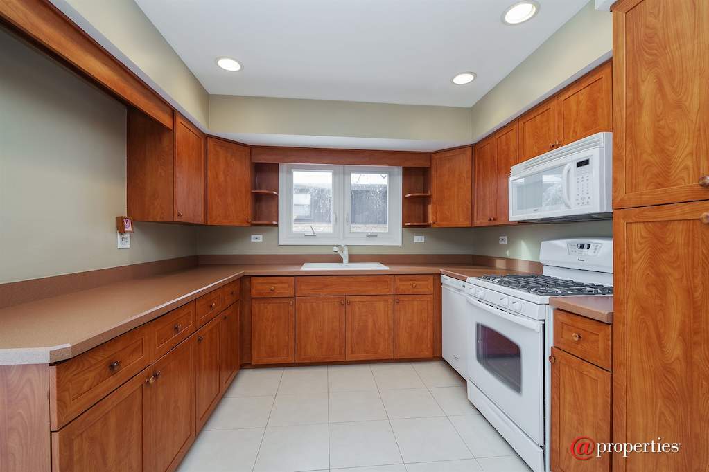 2400 Happy Hollow Road Glenview, Illinois 60026 - Kitchen