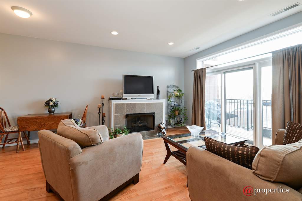 2472 W Foster Avenue #405 Chicago, Illinois 60625 - Living Room