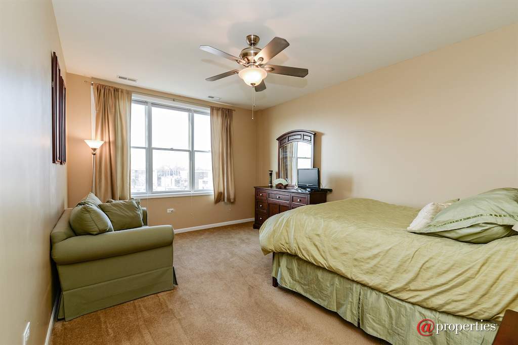 2472 W Foster Avenue #405 Chicago, Illinois 60625 - Master Bedroom