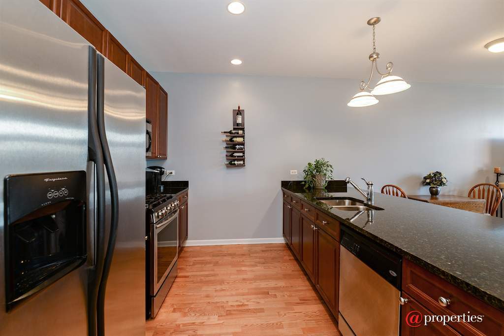 2472 W Foster Avenue #405 Chicago, Illinois 60625 - Kitchen