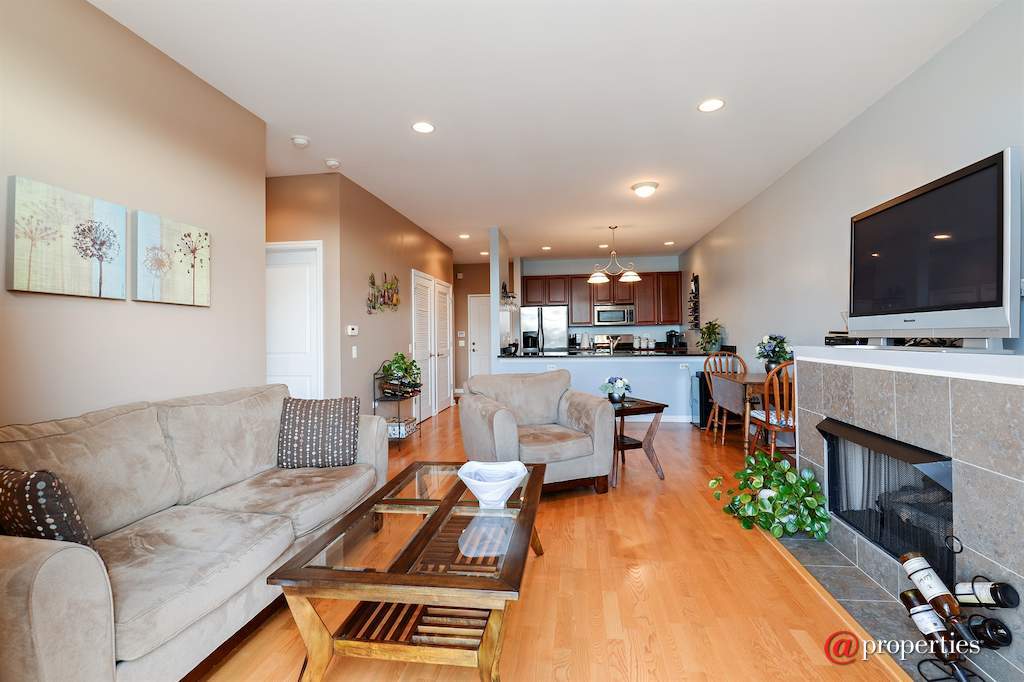 2472 W Foster Avenue #405 Chicago, Illinois 60625 - Living Room