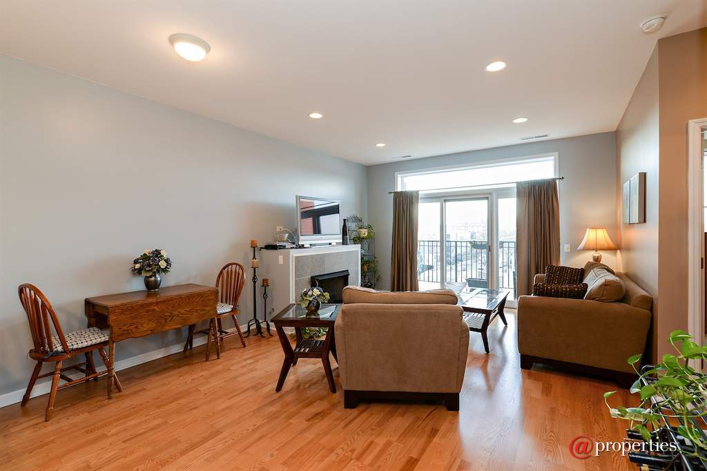 2472 W Foster Avenue #405 Chicago, Illinois 60625 - Living Room / Dining Room