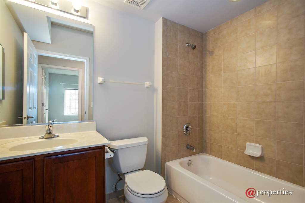 3501 Wellington Court #205 Rolling Meadows, Illinois 60008 - 2nd Bathroom