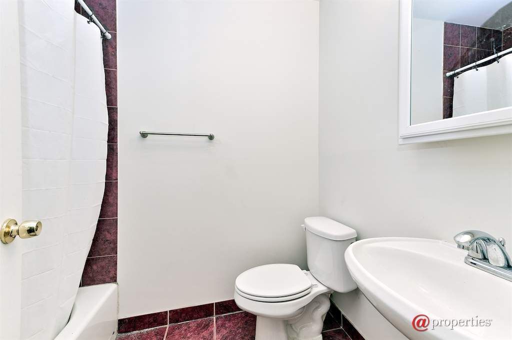 5756 S King Drive #1 Chicago, Illinois 60637 - Bathroom