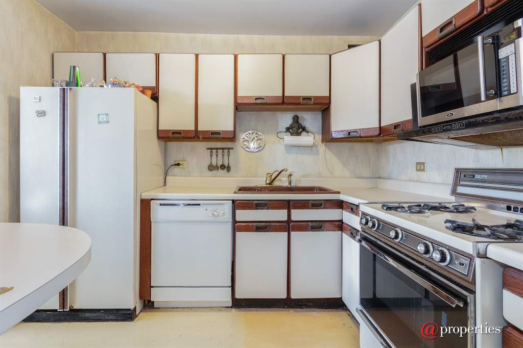 1960 N Lincoln Park West #408 Chicago, Illinois 60614 - Kitchen