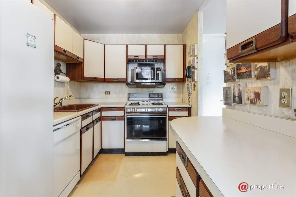 1960 N Lincoln Park West #408 Chicago, Illinois 60614 - Kitchen