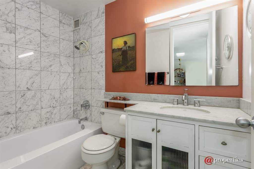 1960 N Lincoln Park West #408 Chicago, Illinois 60614 - Bathroom