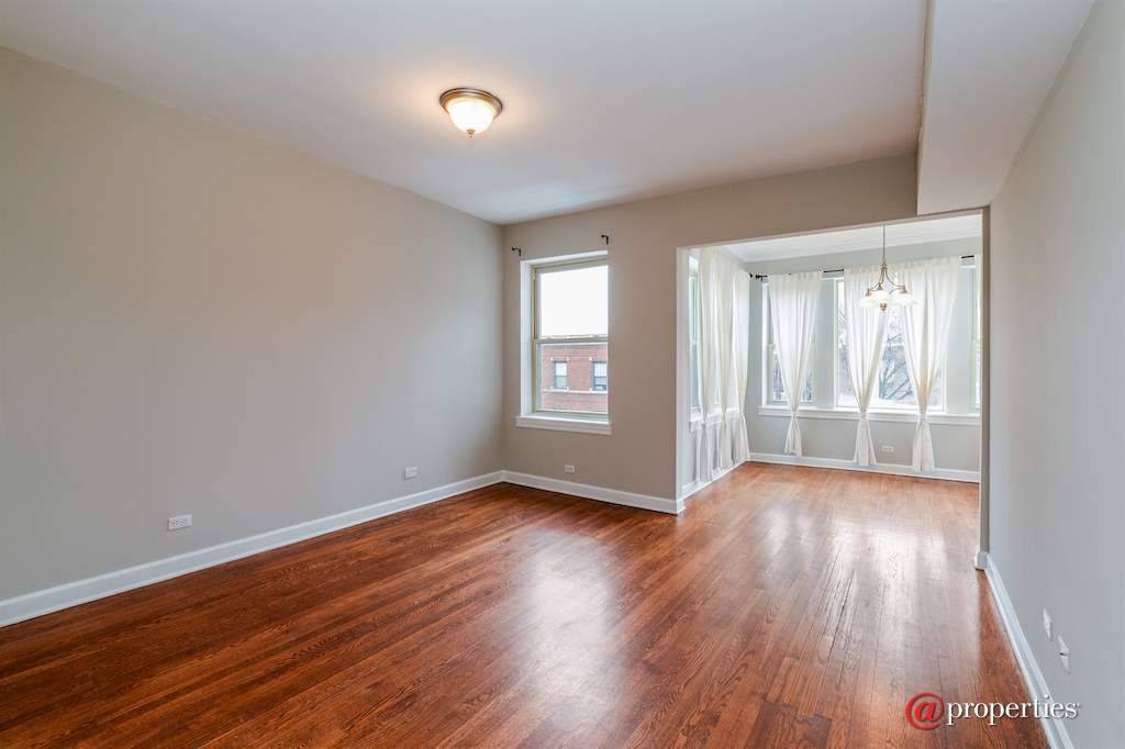 5739 N Ridge Avenue #3W Chicago, Illinois 60660 - Living Room